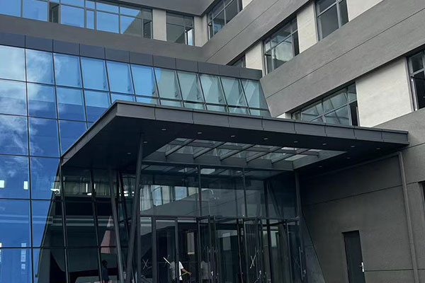 沈陽(yáng)幕墻公司從節(jié)能工程的角度考慮，建筑幕墻可分為兩種!